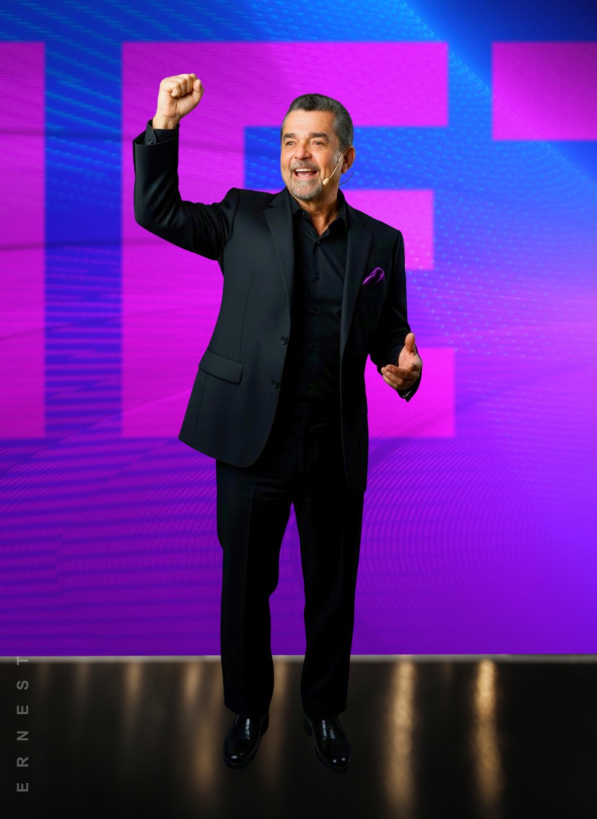 Ernesto Yturralde motivando colaboradores a conquistar nuevas metas en conferencias corporativas